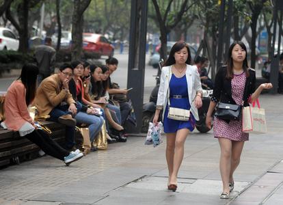 女子跑马拉松时鞋底掉落光脚跑完